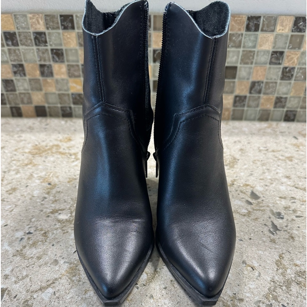 STEVE MADDEN cate leather bootie black gently worn.